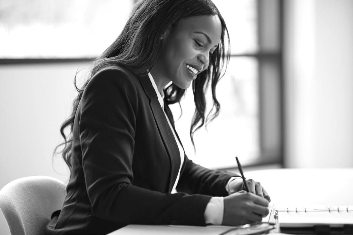Estudiantes participando en sesión interactiva de formación empresarial